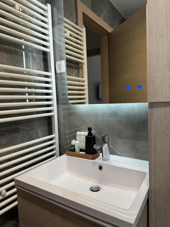 Bathroom sink detail
